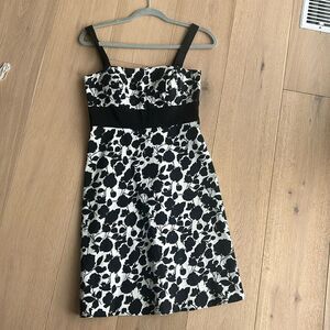 SUNDAY CLEAROUT!! Classic summer BCBG Paris Dress - Size 2